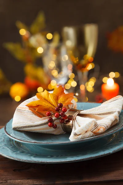 Erntedank Herbstanlage Mit Besteck Und Arrangement Bunter Herbstblätter — Stockfoto