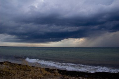 Fırtınadan ve yağmurdan önce. Adada. Doğa. Okyanus kıyısında. Kara bulutlar. 