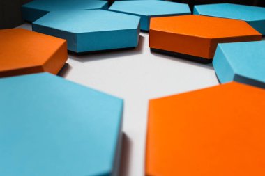 Beyaz arkaplanda güzel mavi, turuncu ve pembe altıgen kutular var. Mesaj için yer. Boş merkez. yan görünüm