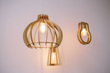 Sarı ışıklı ağaç süslemeli ahşap avize. Parlak tasarım. İç mekan