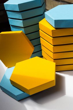 Güzel mavi ve sarı altıgen kutular, tuğla arka planda mevcut. Mesaj için yer. Yan görünüş. Model