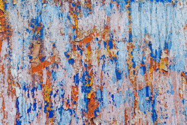 Eski ve paslanmış Whit 'in minimalist desenli arka planı, metalik yüzeyde mavi, kahverengi ve turuncu renkte, kentsel bir ortamda doğrudan güneş ışığı altında