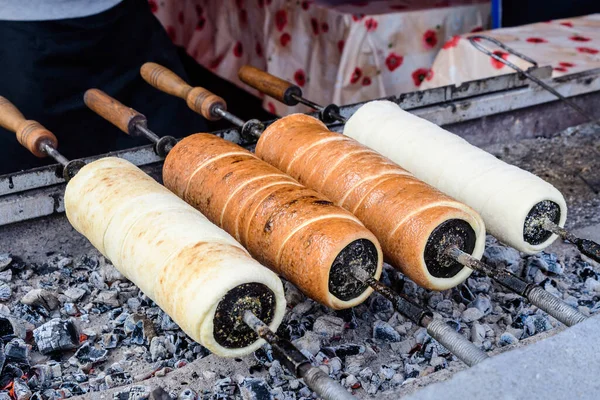 Quatro Kalacs Kurtos Frescos Chimney Cakes Sendo Cozidos Envidraçados Com — Fotografia de Stock