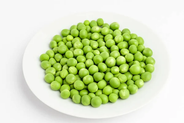 Pois Verts Bio Frais Sur Une Assiette Blanche Isolée Sur — Photo