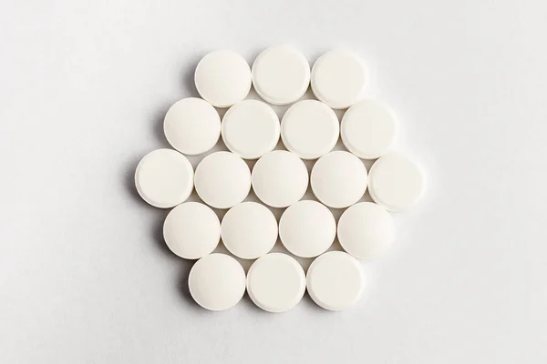 Närbild Grupp Vita Piller Vit Bakgrund Vackert Arrangerade Som Hexagon — Stockfoto