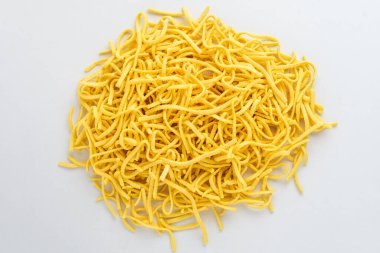 Kurutulmuş Sptzle Alman tipi yuvarlak ekran makarna pişirilmeye hazır, beyaz masada izole edilmiş, üst ya da düz konum sağlıklı gıda fotoğrafı 