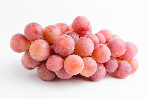 白の背景に隔離された熟した有機ピンクのブドウの1束 健康的な果物やビーガンフードのトップビューまたはフラットレイ写真 — ストック写真