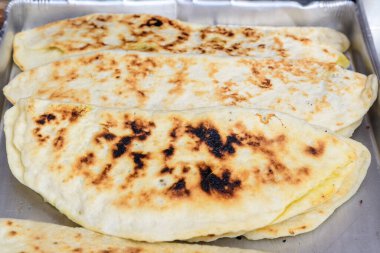 Bir grup kuru çubuk kraker bir gıda festivalinde, geleneksel yemek masasında sergileniyor.