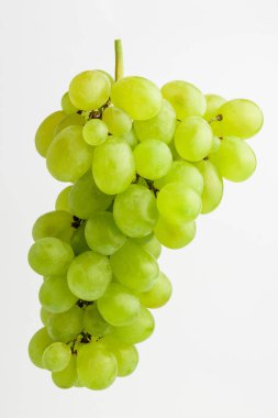 Beyaz arka plan, yan görüş ve dikey konumda izole edilmiş olgun organik beyaz üzümler.