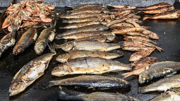 Makrelenfisch Auf Heißer Dunstabzugshaube Auf Einem Street Food Festival Zubereitet — Stockfoto