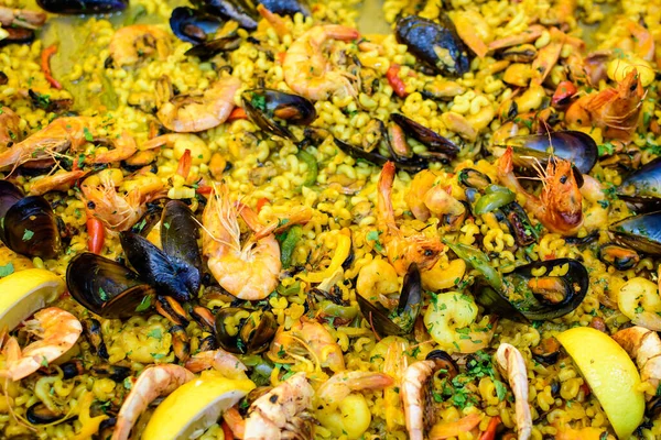 Geleneksel Spanyol Paella Yemeğinin Büyük Bir Kısmını Kapatıyoruz Bir Sokak — Stok fotoğraf