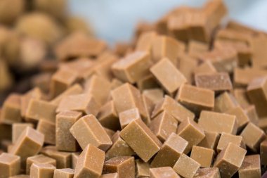 Büyük bir grup ev yapımı kahverengi şekerlemeli çikolata sokak yiyecekleri pazarında satışta, yan görünüşü yumuşak odaklı.