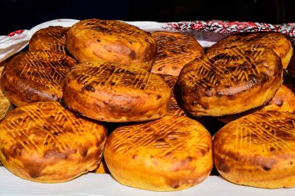 Pão Milho Recém Assado Exibido Uma Mesa Mercado Alimentos — Fotografia de Stock