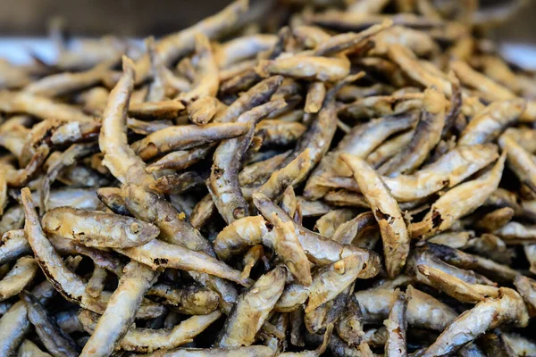 Große Gruppe Frittierter Kleiner Sardellen Auf Einem Street Food Markt — Stockfoto