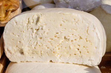 Teleemea olarak bilinen inek ve koyun sütünden yapılmış bir ev yapımı peynir, bir sokak gıda pazarında satılığa çıkarıldı, sağlıklı yiyeceklerin yan görüntüsü yumuşak odaklı fotoğraflandı.