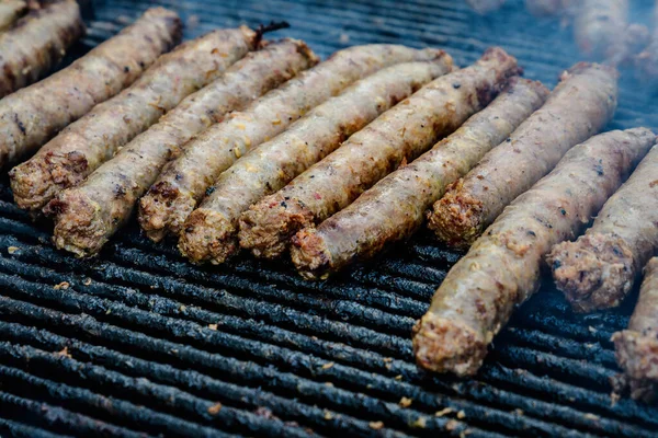 Gemischte Fleischwürste Die Auf Einem Heißen Schwarzen Metallgrill Gekocht Werden — Stockfoto