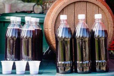 Romanya 'nın Bükreş kentinde düzenlenen yemek ve şarap festivalinde taze sıkılmış üzüm suyuyla plastik şişeler ve bardaklar 