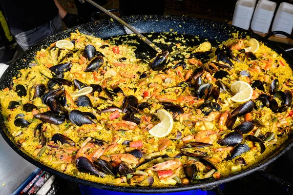 Geleneksel Spanyol Paella Yemeğinin Büyük Bir Kısmını Kapatıyoruz Bir Sokak — Stok fotoğraf