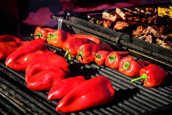 Frische Reife Bio Paprika Die Gekocht Und Auf Einem Schwarzen — Stockfoto