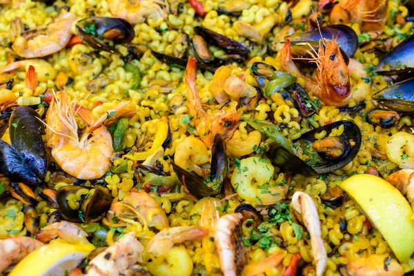 Geleneksel Spanyol Paella Yemeğinin Büyük Bir Kısmını Kapatıyoruz Bir Sokak — Stok fotoğraf