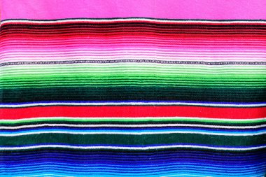 Tekstil malzemesi üzerinde canlı renkli yatay çizgiler geleneksel Meksika deseni ile arka plan olarak kullanılabilir pembe, kırmızı, yeşil ve mavi renkler, yumuşak odak