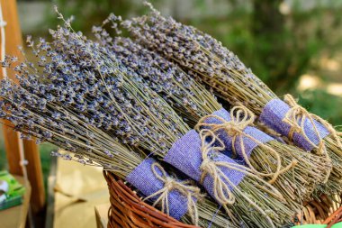 Lila tekstil malzemeli bir grup kurutulmuş lavanta buketi hafta sonu deco fuarında el yapımı zanaatkarlar için sergilenecek.