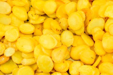 Büyük bir porsiyon taze kızarmış patates cipsi, bir markette satışta, seçici bir odak noktası var.