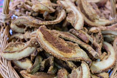 Kurutulmuş ve baharatlı domuz jambonu bir sokak yemeği pazarında satışta.