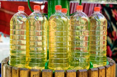 Yemek ve şarap festivalinde taze sıkılmış üzüm suyuyla plastik şişeler.