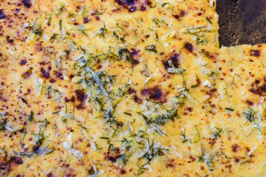 Ev yapımı peynirli kekin kapanışı sokak yemekleri pazarında satışta, seçici odaklı.