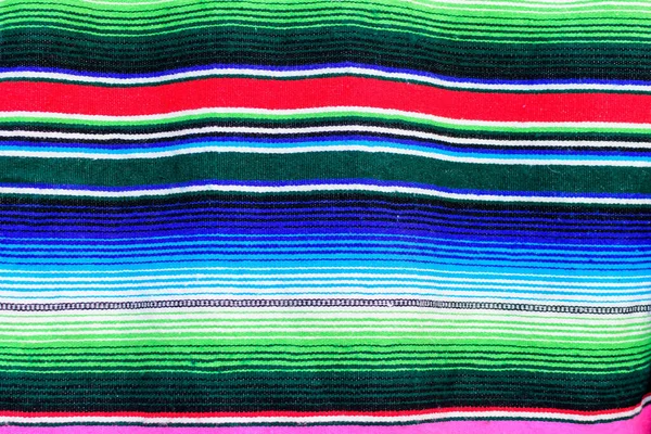 ピンク 青の色で背景として使用可能な伝統的なメキシコのパターンを持つ繊維材料上の鮮やかな色の水平ストライプ ソフトフォーカス — ストック写真