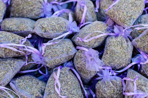 Kurumuş lavanta çiçekleriyle bir sürü küçük Lila kesesi hafta sonu deco fuarında satılığa çıktı. El yapımı zanaatkarlar için, seçici bir odak noktası.