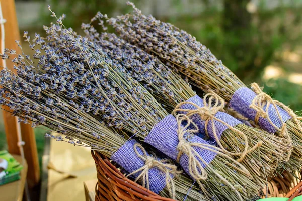 Lila tekstil malzemeli bir grup kurutulmuş lavanta buketi hafta sonu deco fuarında el yapımı zanaatkarlar için sergilenecek.