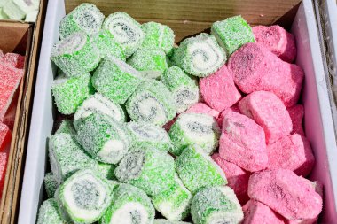 Bir hafta sonu sokak yiyecekleri pazarında satılığa çıkarılan geleneksel Türk lokumu veya lokum