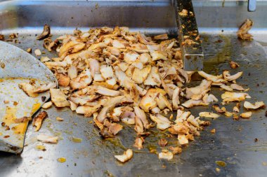 Shaorma adı verilen geleneksel Türk yemeği için hazırlanmış ızgara tavuk eti bir sokak gıda pazarında satışta.