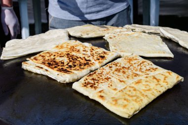 Et veya peynirle doldurulmuş ve levha demirinde pişirilmiş, sokak gıda pazarında satışta olan gözleme adı verilen geleneksel Türk yemeği.