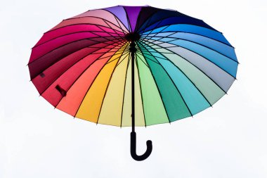 Büyük gökkuşağı aşağıdan beyaz arkaplana doğru görünen şemsiyeyi açtı 