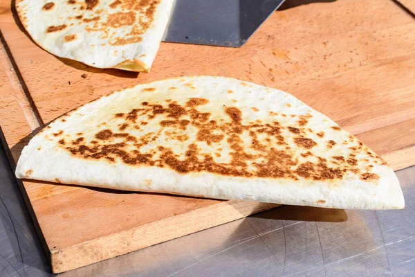 Traditionele Turkse Pizza Genaamd Lahmacun Bereid Klaar Eten Een Houten — Stockfoto