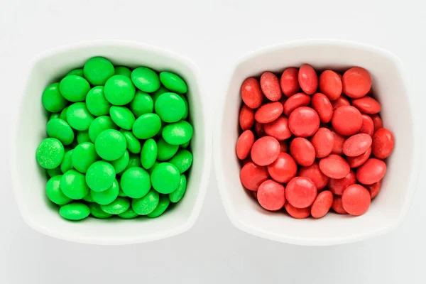 Dvě Hranaté Misky Malými Zelenými Červenými Čokoládové Bonbóny Podobné Hranaté — Stock fotografie