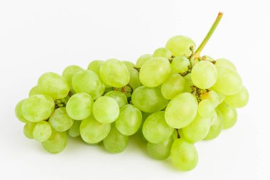 Beyaz arka planda izole edilmiş olgun organik beyaz üzümler.