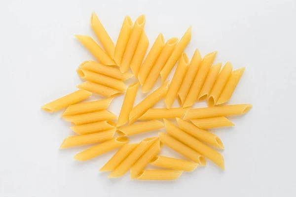 Pâtes Italiennes Penne Séchées Disposées Hasard Sur Une Table Blanche — Photo