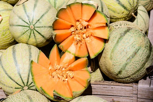 Pila Melone Fresco Biologico Giallo Vendita Mercato Street Food Frutta — Foto Stock