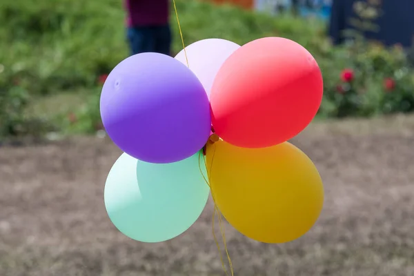 Pięć Kolorowych Balonów Powietrzu Czerwonym Żółtym Niebieskim Zielonym Fioletowym Rozmytym — Zdjęcie stockowe