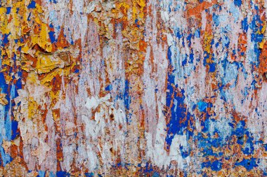 Eski ve paslanmış Whit 'in minimalist desenli arka planı, metalik yüzeyde mavi, kahverengi ve turuncu renkte, kentsel bir ortamda doğrudan güneş ışığı altında