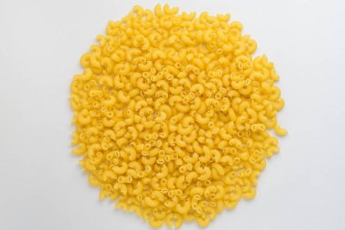 Yuvarlak bir kasede pişirilmeye hazır, beyaz bir masada izole edilmiş, üst ya da düz sağlıklı yiyecekler.