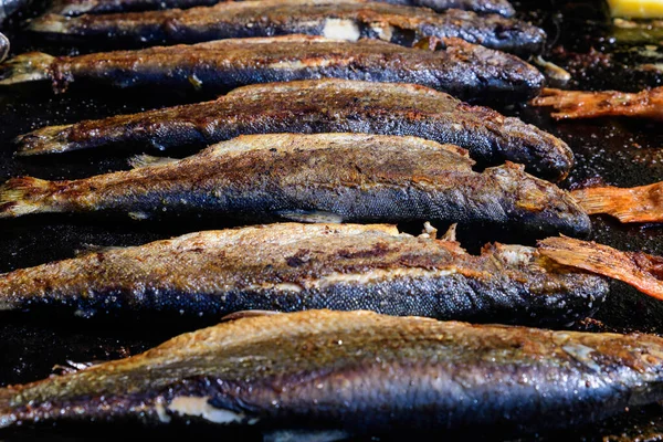 Reihe Von Makrelen Fisch Auf Heißer Dunstabzugshaube Ein Street Food — Stockfoto