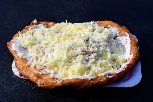 Close Langos Típica Especialidade Comida Húngara Com Creme Azedo Queijo — Fotografia de Stock