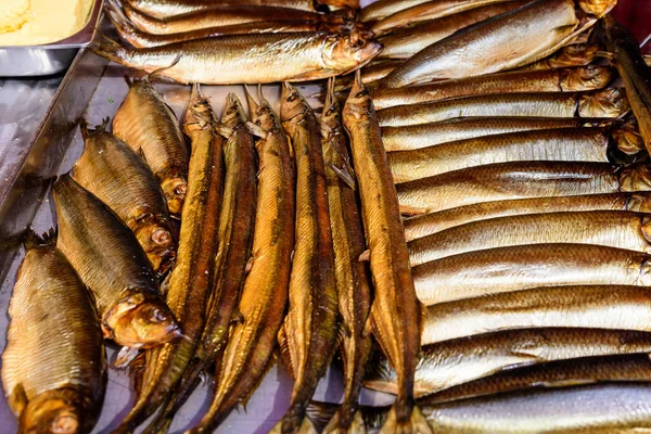 Verschiedene Arten Von Geräuchertem Fisch Zubereitet Für Den Verkauf Angezeigt — Stockfoto