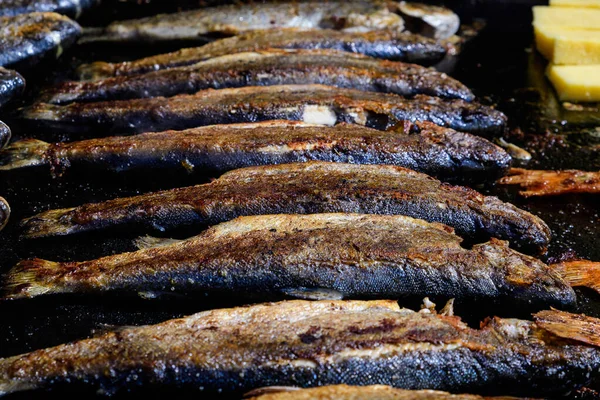 Reihe Von Makrelen Fisch Auf Heißer Dunstabzugshaube Ein Street Food — Stockfoto