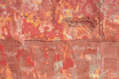 Eski kırmızı ve sarı beton duvar.